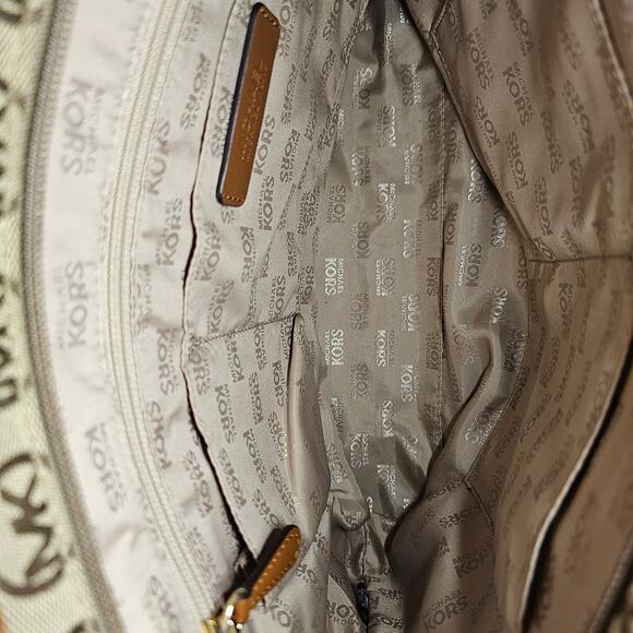 ❌️Sold❌️ Michael Kors Montauk Signature Tote Bag - Picture 5 of 15